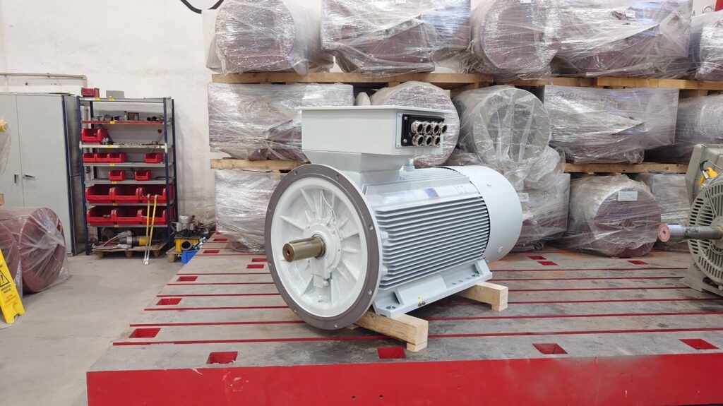 Silnik niskonapięciowy dużej mocy H17RL-400XL-4 900 kW do bardzo dużego dźwigu złomowego
